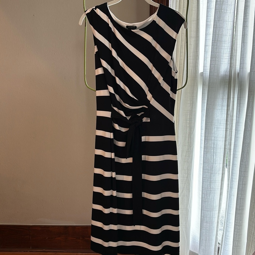 ANN TAYLOR SIZE MEDIUM BLACK AND WHITE STRIPED DRESS FRONT TIE DETAIL MIDI